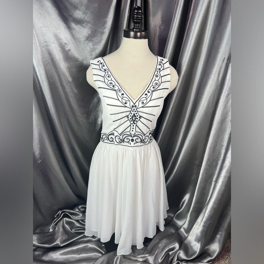 Chi Chi London Embroidered‎ Mini Dress Women’s 6 White Chiffon Black Beaded NEW